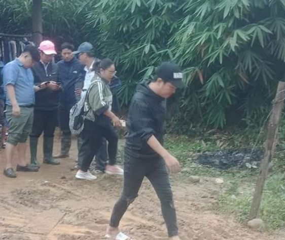 Trường Giang, Chi Dân mua 2 tấn khoai mì giúp dân nhưng chỉ lấy1kg - Hình 2 Truong Giang, Chi Dan mua 2 tan khoai mi giup dan nhung chi lay1kg-Hinh-2