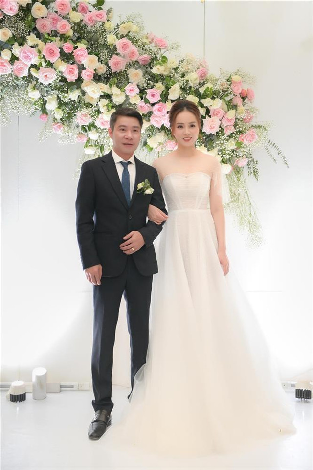 Vợ mới cưới của Công Lý bị chồng "cà khịa" khi đòi quà 8/3 - Hình 4 Vo moi cuoi cua Cong Ly bi chong