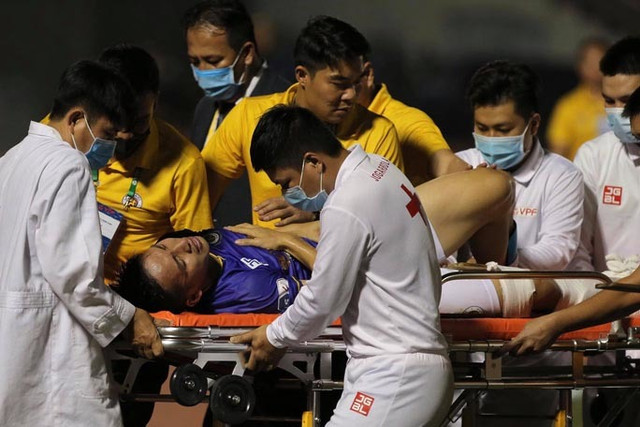 Sao Việt động viên Đỗ Hùng Dũng sau chấn thương, lên án Hoàng Thịnh Sao Viet dong vien Do Hung Dung sau chan thuong, len an Hoang Thinh