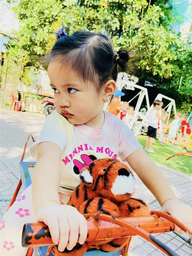 Ái nữ Lê Dương Bảo Lâm gây sốt với biểu cảm "hờn cả thế giới" - Hình 2 Ai nu Le Duong Bao Lam gay sot voi bieu cam