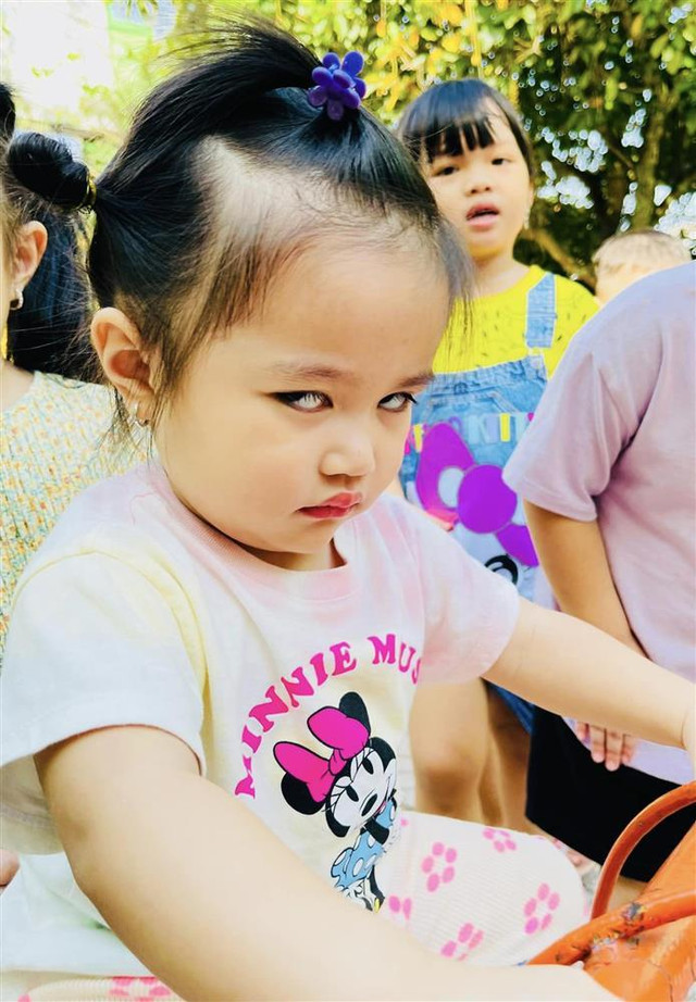 Ái nữ Lê Dương Bảo Lâm gây sốt với biểu cảm "hờn cả thế giới" - Hình 3 Ai nu Le Duong Bao Lam gay sot voi bieu cam