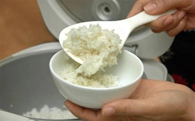 Vì sao cổ nhân luôn kiêng xới cơm 1 lần? Vi sao co nhan luon kieng xoi com 1 lan?