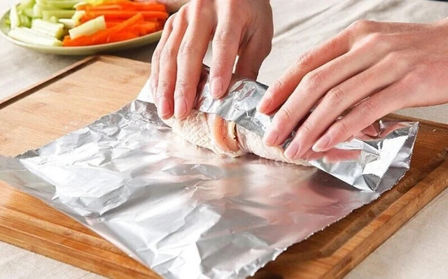 Sử dụng đúng cách giấy bạc trong nồi chiên không dầu Su dung dung cach giay bac trong noi chien khong dau
