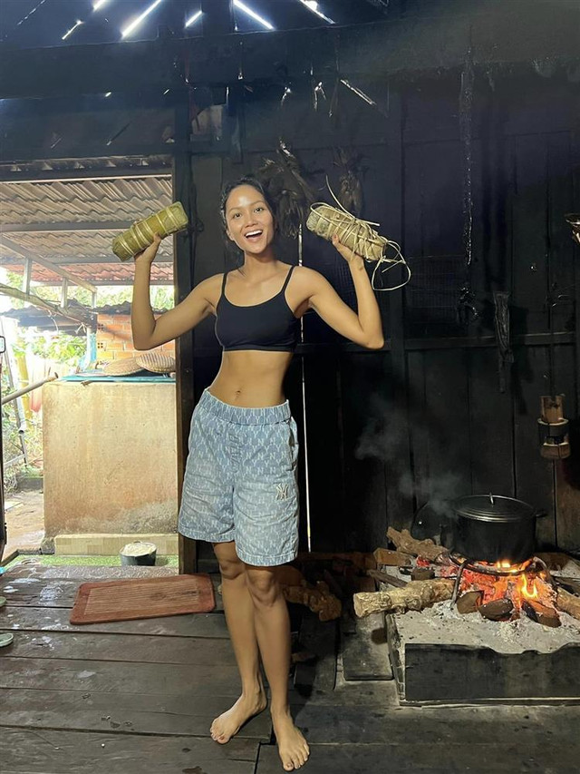 H'Hen Niê liên tục mặc lại đồ cũ đến nhàu nhĩ H'Hen Nie lien tuc mac lai do cu den nhau nhi