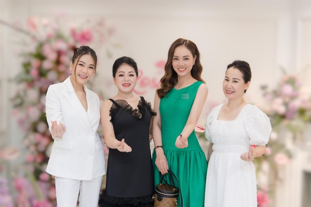 Vợ NSND Công Lý tái xuất quyến rũ, hé lộ sức khoẻ của chồng - Hình 2 Vo NSND Cong Ly tai xuat quyen ru, he lo suc khoe cua chong-Hinh-2
