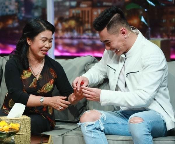 Mẹ Lê Dương Bảo Lâm bị nhầm là bà bán vé số - Hình 11 Me Le Duong Bao Lam bi nham la ba ban ve so-Hinh-11
