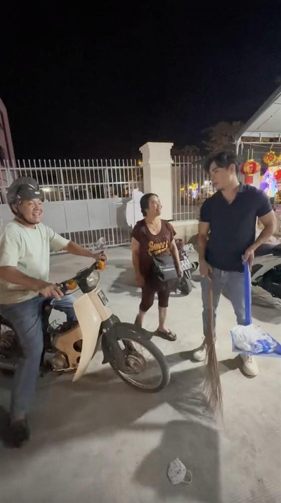 Mẹ Lê Dương Bảo Lâm bị nhầm là bà bán vé số - Hình 2 Me Le Duong Bao Lam bi nham la ba ban ve so-Hinh-2