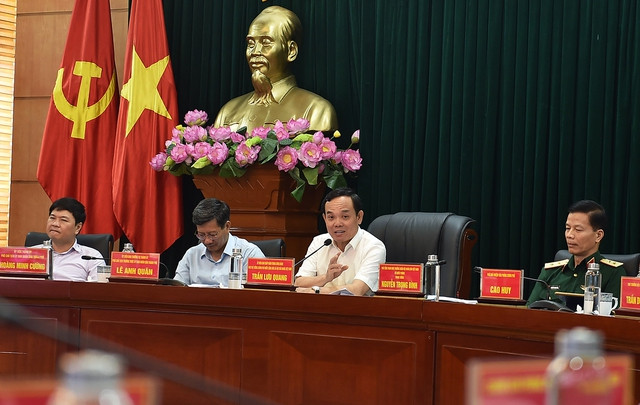Phó Thủ tướng Trần Lưu Quang họp với 3 địa phương về tình hình sản xuất kinh doanh, chống buôn lậu Pho Thu tuong Tran Luu Quang hop voi 3 dia phuong ve tinh hinh san xuat kinh doanh, chong buon lau