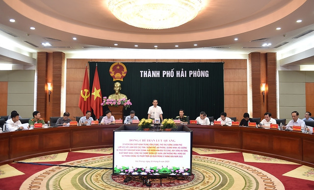 Phó Thủ tướng Trần Lưu Quang họp với 3 địa phương về tình hình sản xuất kinh doanh, chống buôn lậu - Hình 6 Pho Thu tuong Tran Luu Quang hop voi 3 dia phuong ve tinh hinh san xuat kinh doanh, chong buon lau-Hinh-6
