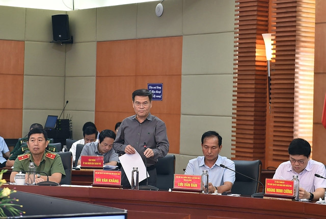 Phó Thủ tướng Trần Lưu Quang họp với 3 địa phương về tình hình sản xuất kinh doanh, chống buôn lậu - Hình 2 Pho Thu tuong Tran Luu Quang hop voi 3 dia phuong ve tinh hinh san xuat kinh doanh, chong buon lau-Hinh-2