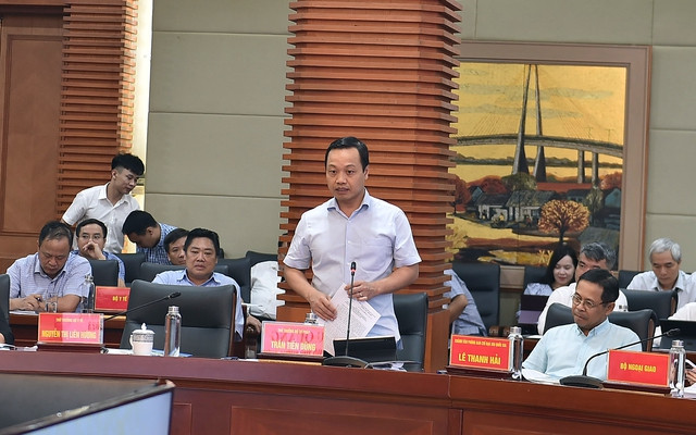 Phó Thủ tướng Trần Lưu Quang họp với 3 địa phương về tình hình sản xuất kinh doanh, chống buôn lậu - Hình 5 Pho Thu tuong Tran Luu Quang hop voi 3 dia phuong ve tinh hinh san xuat kinh doanh, chong buon lau-Hinh-5