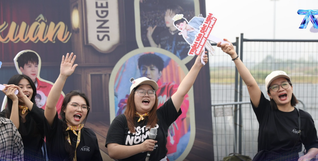 Concert "Anh trai say hi": Khán giả xếp hàng đợi, phe vé xả lỗ - Hình 3 Concert