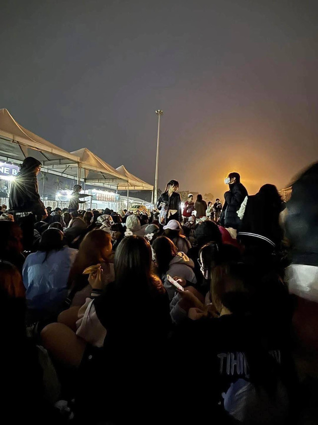 Concert "Anh trai say hi": Khán giả xếp hàng đợi, phe vé xả lỗ Concert