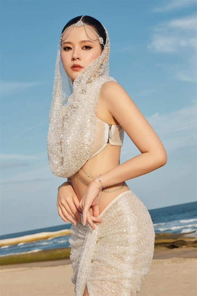 Midu khoe khéo 'thắt eo cổ chai' 54cm, đẹp chuẩn 'nữ thần biển cả' - Hình 3 Midu khoe kheo 'that eo co chai' 54cm, dep chuan 'nu than bien ca'-Hinh-3