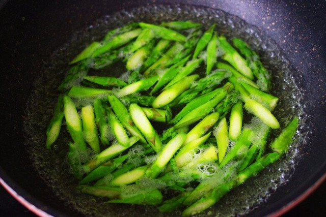 Loại rau mệnh danh "rau hoàng đế", 150.000 đồng/kg, ăn cực bổ - Hình 4 Loai rau menh danh