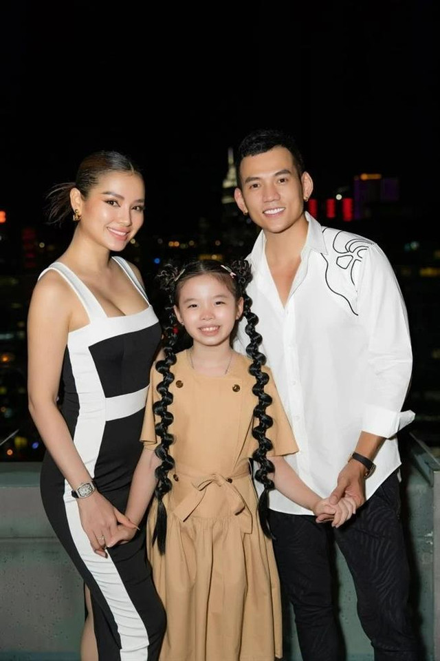 Phương Trinh Jolie lộ vòng 2 lùm lùm sau khi kết hôn Phuong Trinh Jolie lo vong 2 lum lum sau khi ket hon