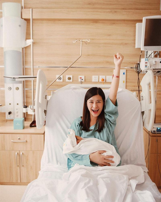 Con gái Đông Nhi - Ông Cao Thắng lộ diện đáng yêu hết nấc - Hình 2 Con gai Dong Nhi - Ong Cao Thang lo dien dang yeu het nac-Hinh-2