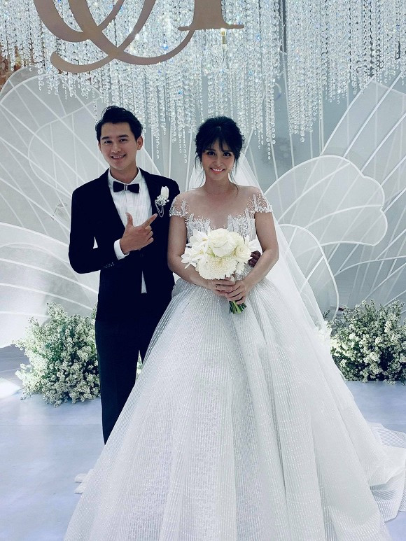Vợ cũ Phan Thanh Bình cưới chồng kém 9 tuổi siêu điển trai Vo cu Phan Thanh Binh cuoi chong kem 9 tuoi sieu dien trai
