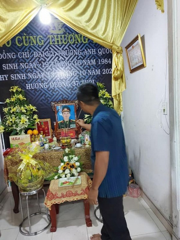 Hương Giang - Matt Liu đến viếng chiến sĩ hy sinh ở Rào Trăng 3 - Hình 2 Huong Giang - Matt Liu den vieng chien si hy sinh o Rao Trang 3-Hinh-2