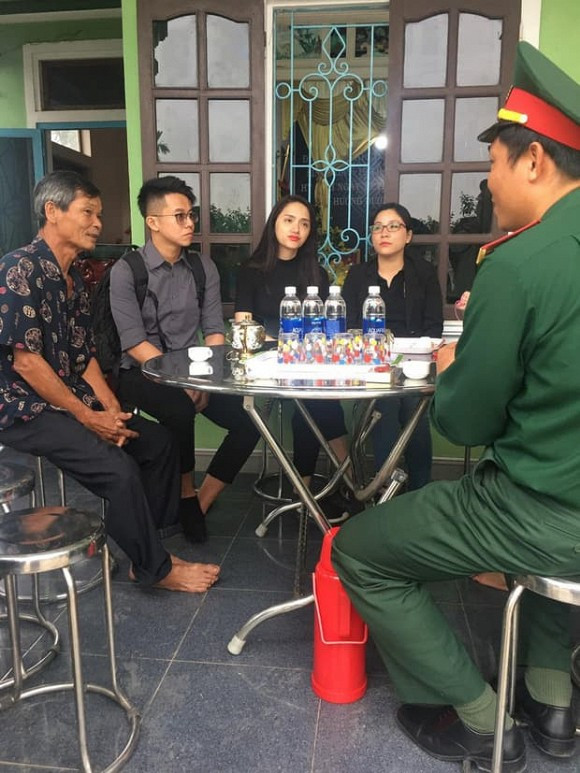 Hương Giang - Matt Liu đến viếng chiến sĩ hy sinh ở Rào Trăng 3 Huong Giang - Matt Liu den vieng chien si hy sinh o Rao Trang 3
