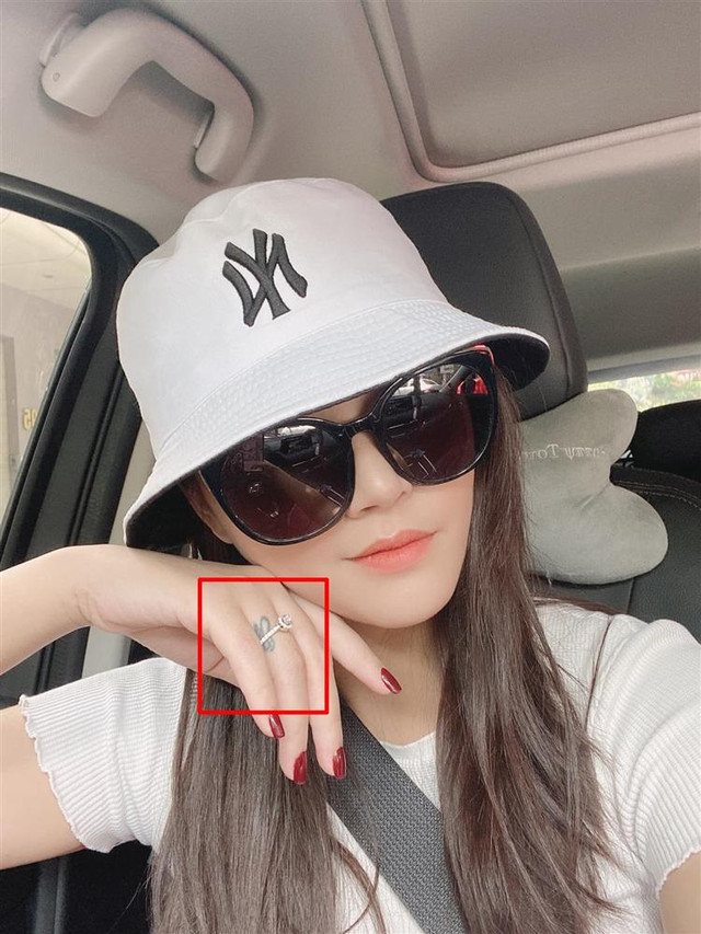 Thu Quỳnh khoe nhẫn ngón áp út, đã được bạn trai cầu hôn? Thu Quynh khoe nhan ngon ap ut, da duoc ban trai cau hon?
