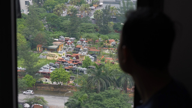 Người Hà Nội ngán ngẩm vì nhà cửa sát vách nghĩa trang - Hình 2 Nguoi Ha Noi ngan ngam vi nha cua sat vach nghia trang-Hinh-2