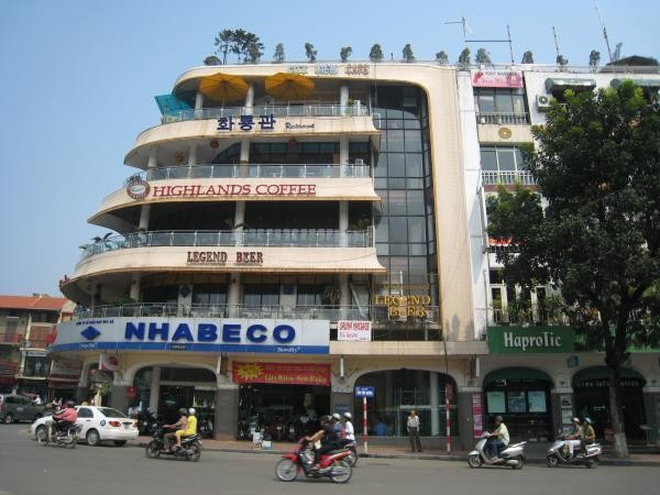 Nghĩ từ những xô lệch ở đường Lê Văn Lương: Cóc kiện trời Nghi tu nhung xo lech o duong Le Van Luong: Coc kien troi