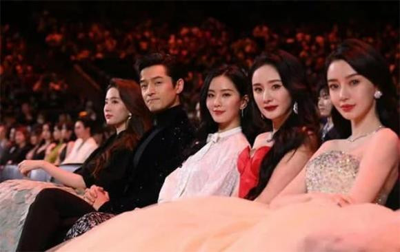 Nhiều mỹ nhân Hoa ngữ bị phơi bày dung mạo qua camera thường - Hình 2 Nhieu my nhan Hoa ngu bi phoi bay dung mao qua camera thuong-Hinh-2
