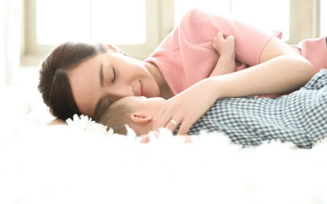 Ra phố thăm chị gái, ngây người thấy chị bế đứa bé 2 tháng Ra pho tham chi gai, ngay nguoi thay chi be dua be 2 thang