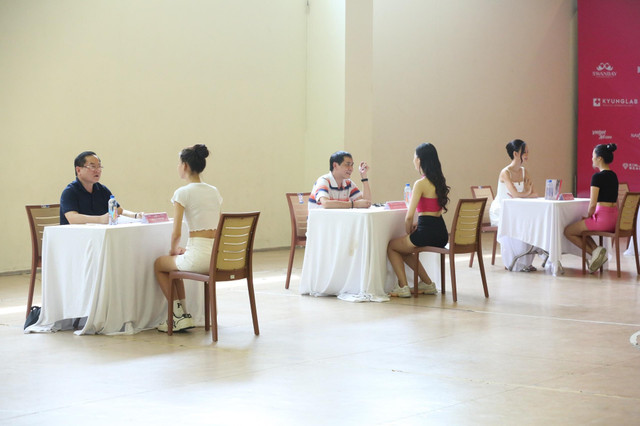 Lý do thí sinh Hoa hậu Việt Nam phải chấm mặt mộc 2 lần Ly do thi sinh Hoa hau Viet Nam phai cham mat moc 2 lan