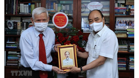 Chủ tịch nước Nguyễn Xuân Phúc thăm các nhà báo, gia đình nhà báo lão thành tiêu biểu Chu tich nuoc Nguyen Xuan Phuc tham cac nha bao, gia dinh nha bao lao thanh tieu bieu