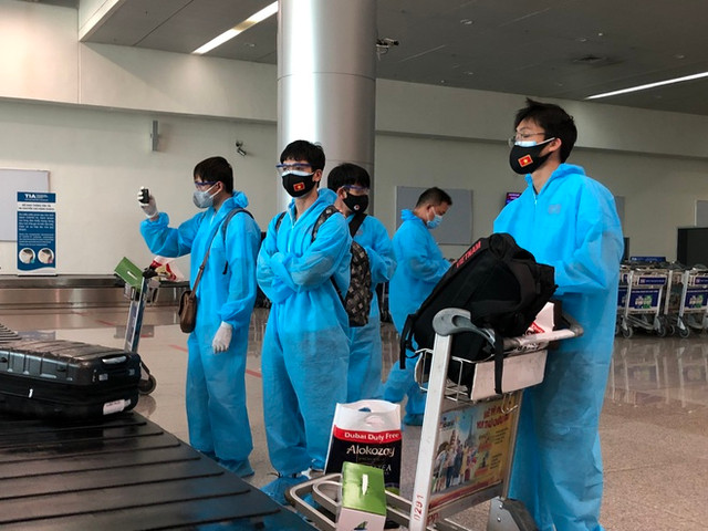 Chuyến bay chở đội tuyển Việt Nam về nước có 2 người mắc Covid-19 Chuyen bay cho doi tuyen Viet Nam ve nuoc co 2 nguoi mac Covid-19