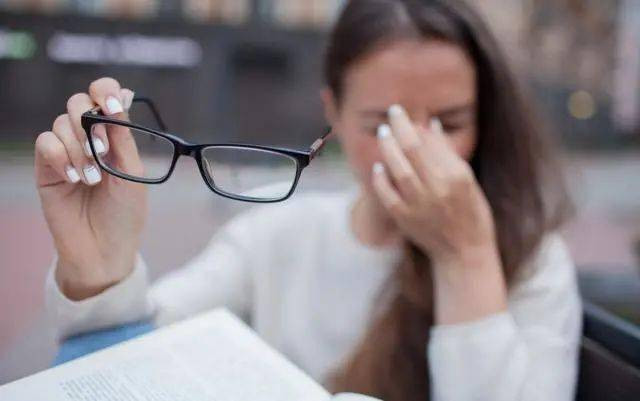Thấy khát nước và mắt mờ, đi khám ngay phòng căn bệnh nguy hiểm này Thay khat nuoc va mat mo, di kham ngay phong can benh nguy hiem nay