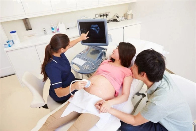 Chồng đưa tiền thoải mái tiêu xài, tôi sững sờ phát hiện sự thật Chong dua tien thoai mai tieu xai, toi sung so phat hien su that