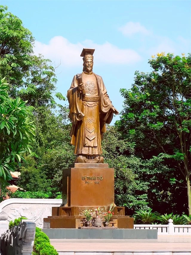 Vị vua có nhiều hoàng hậu nhất sử Việt: Lòng bàn tay có 4 chữ đỏ Vi vua co nhieu hoang hau nhat su Viet: Long ban tay co 4 chu do