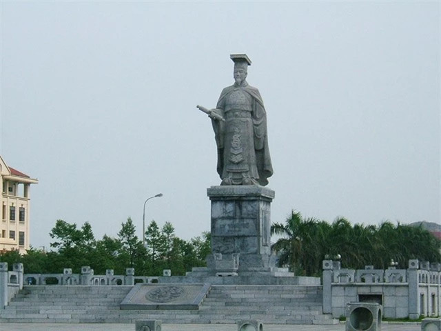 Vị vua có nhiều hoàng hậu nhất sử Việt: Lòng bàn tay có 4 chữ đỏ - Hình 2 Vi vua co nhieu hoang hau nhat su Viet: Long ban tay co 4 chu do-Hinh-2