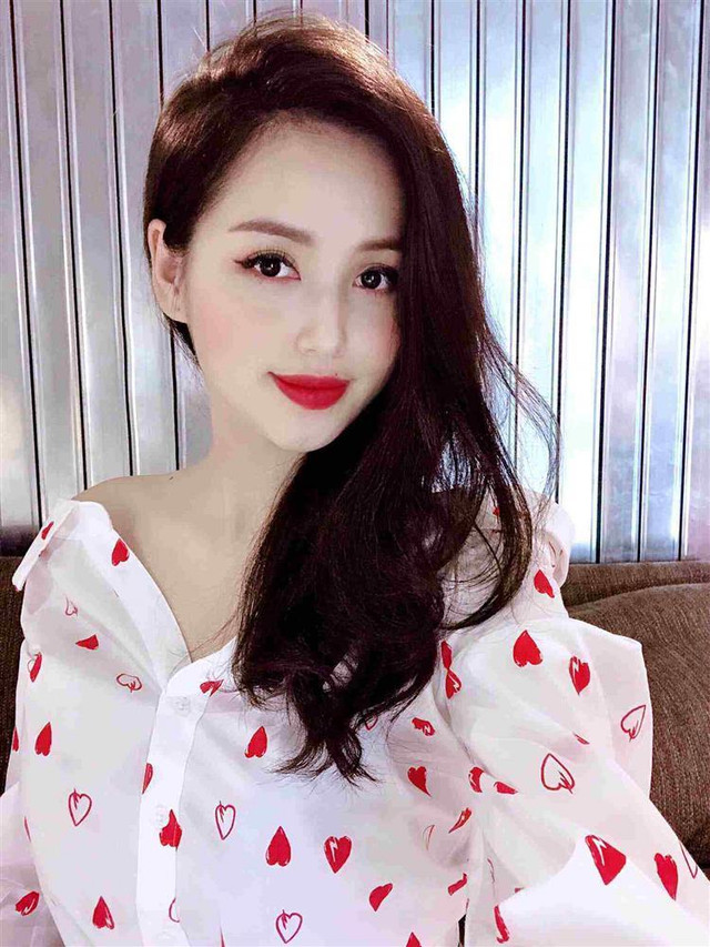 Tâm Tít như búp bê sống với váy trễ nải, lấp ló thềm ngực đầy Tam Tit nhu bup be song voi vay tre nai, lap lo them nguc day