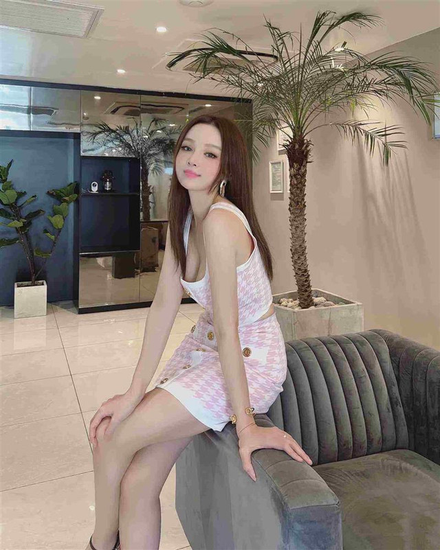Tâm Tít như búp bê sống với váy trễ nải, lấp ló thềm ngực đầy - Hình 7 Tam Tit nhu bup be song voi vay tre nai, lap lo them nguc day-Hinh-7