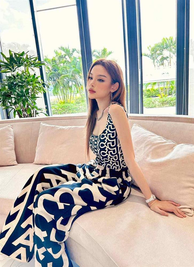 Tâm Tít như búp bê sống với váy trễ nải, lấp ló thềm ngực đầy - Hình 8 Tam Tit nhu bup be song voi vay tre nai, lap lo them nguc day-Hinh-8