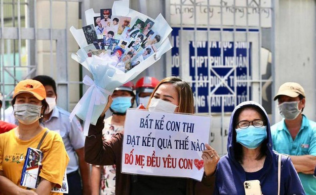 Những bà mẹ “quốc dân” của Gen Z: Cổ vũ con bằng bó hoa dễ thương - Hình 3 Nhung ba me “quoc dan” cua Gen Z: Co vu con bang bo hoa de thuong-Hinh-3
