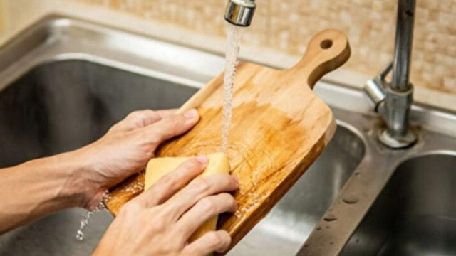 Đổ giấm vào thớt có lợi ích kì diệu, lại còn tiết kiệm cả trăm nghìn - Hình 2 Do giam vao thot co loi ich ki dieu, lai con tiet kiem ca tram nghin-Hinh-2