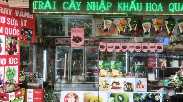 "Đội lốt" hoa quả ngoại: Siêu lợi nhuận và nguy cơ thất thu thuế - Hình 3 “Đội lốt” hoa quả ngoại: Siêu lợi nhuận và nguy cơ thất thu thuế ảnh 3