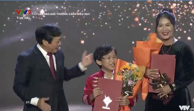 Thanh Sơn - Khả Ngân dắt tay nhau đoạt giải Cánh diều - Hình 4 Thanh Son - Kha Ngan dat tay nhau doat giai Canh dieu-Hinh-4