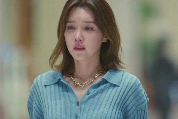Đưa con gái đi ăn sinh nhật mẹ chồng, ai ngờ con bé khóc lóc Dua con gai di an sinh nhat me chong, ai ngo con be khoc loc