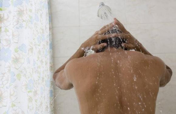 Nam giới thận hư, khi tắm nhớ rửa thêm 3 bộ phận này Nam gioi than hu, khi tam nho rua them 3 bo phan nay