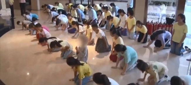 Trào lưu "quỳ gối mừng chồng về nhà" gây bức xúc - Hình 6 Trao luu