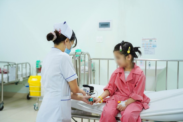 Phẫu thuật thành công cho bé gái mắc bệnh Kawasaki hiếm gặp Phau thuat thanh cong cho be gai mac benh Kawasaki hiem gap