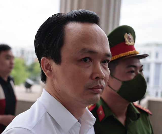 Hình ảnh ông Trịnh Văn Quyết cùng các bị cáo tại tòa Hinh anh ong Trinh Van Quyet cung cac bi cao tai toa