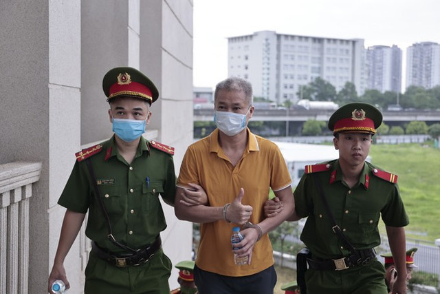 Hình ảnh ông Trịnh Văn Quyết cùng các bị cáo tại tòa - Hình 4 Hinh anh ong Trinh Van Quyet cung cac bi cao tai toa-Hinh-4