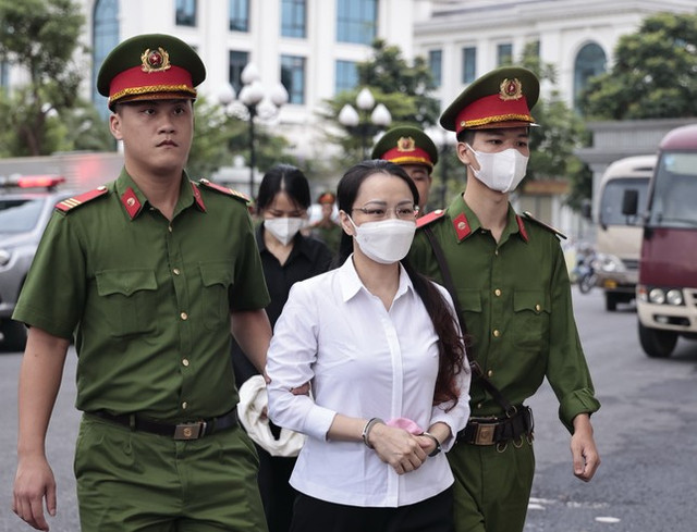 Hình ảnh ông Trịnh Văn Quyết cùng các bị cáo tại tòa - Hình 3 Hinh anh ong Trinh Van Quyet cung cac bi cao tai toa-Hinh-3